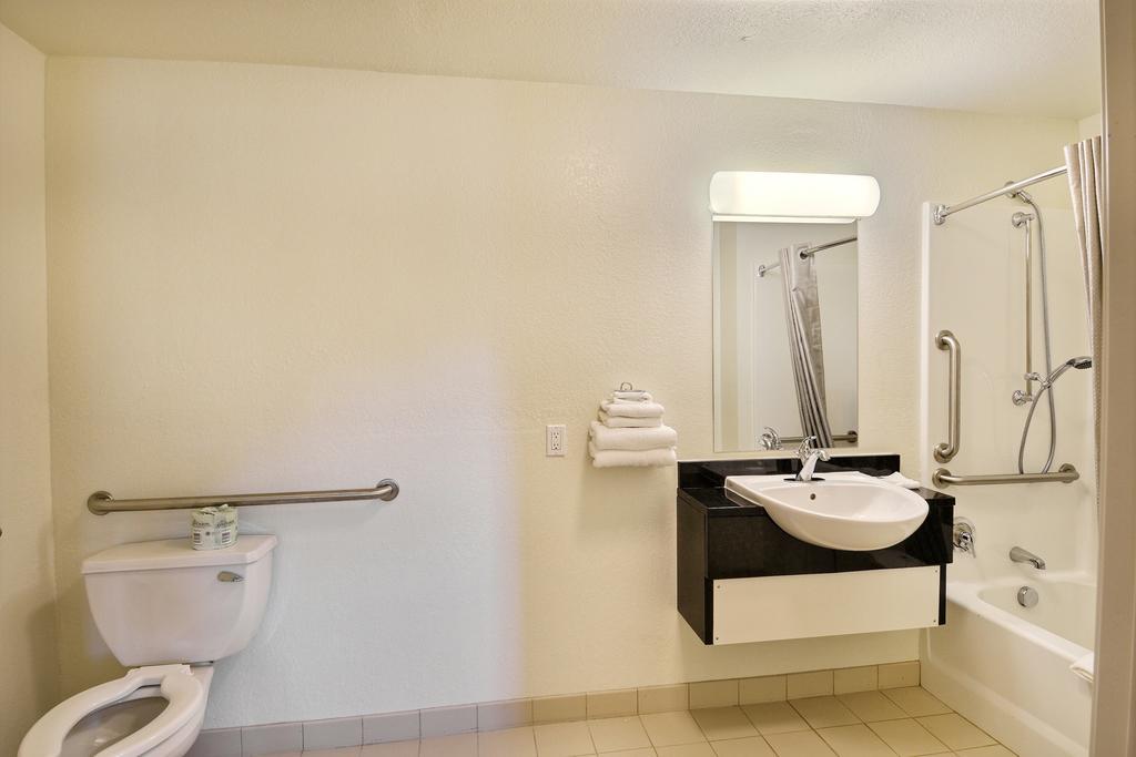 Travelodge By Wyndham Brattleboro Vt חדר תמונה